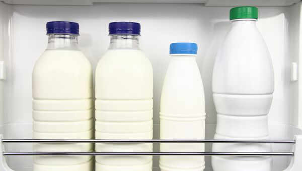 Бутылки с молочными продуктами в холодильнике - Sputnik Южная Осетия