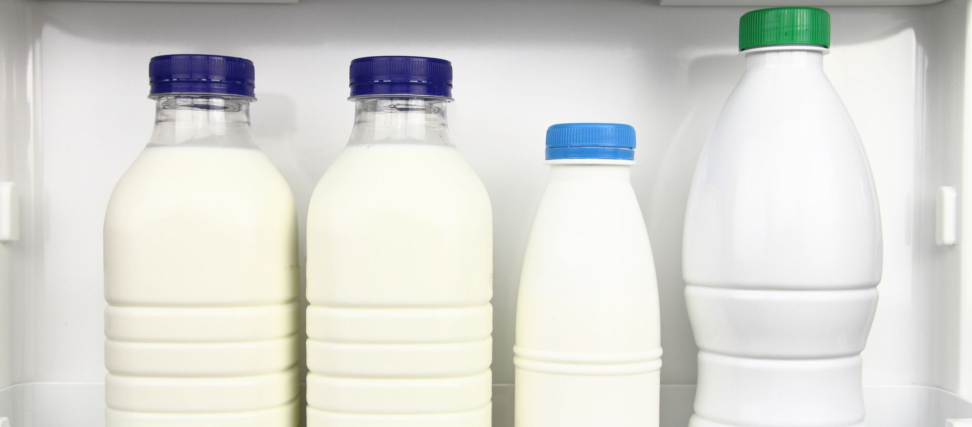 Бутылки с молочными продуктами в холодильнике - Sputnik Южная Осетия, 1920, 06.06.2019