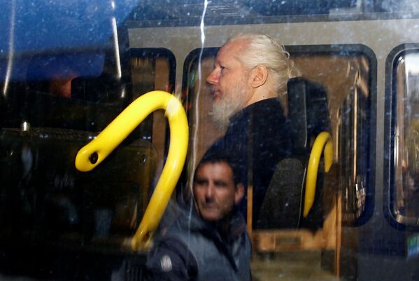 Основатель WikiLeaks Джулиан Ассанж в полицейском фургоне после того, как британская полиция арестовала его в посольстве Эквадора в Лондоне - Sputnik Южная Осетия