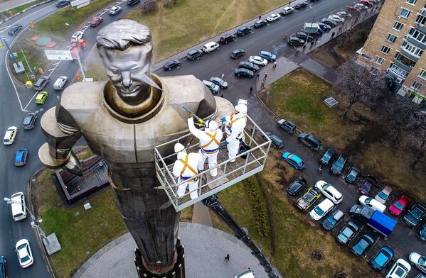 Работники коммунальных служб моют памятник космонавту Юрию Гагарину на Ленинском проспекте в Москве - Sputnik Южная Осетия