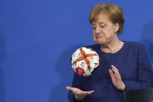 Канцлер Германии Ангела Меркель с мячом для гандбола - Sputnik Южная Осетия