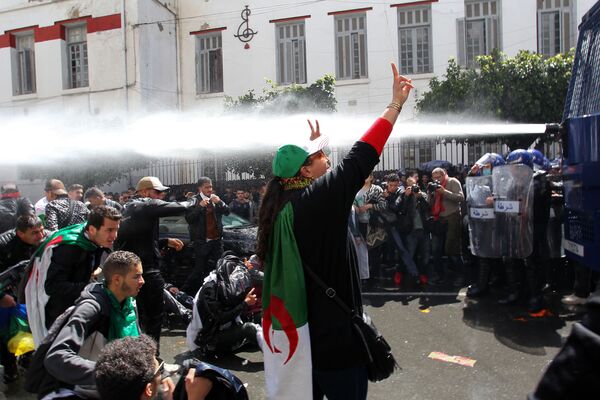 Антиправительственные демонстрации в столице Алжира  - Sputnik Южная Осетия