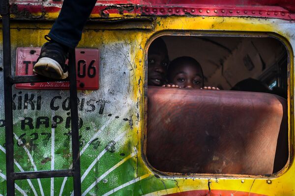 Мальчики в автобусе в Порт-о-Пренсе, Гаити - Sputnik Южная Осетия