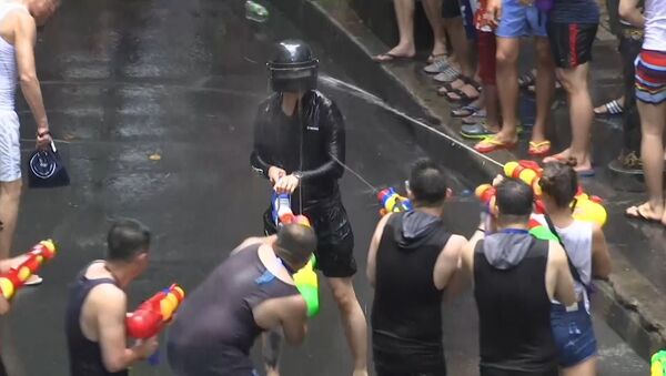 Водные бои на улицах Бангкока: Таиланд празднует Новый год - Sputnik Южная Осетия