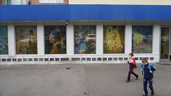 Во Владикавказе витрины магазина украсили шедеврами живописи - Sputnik Южная Осетия
