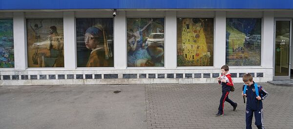 Во Владикавказе витрины магазина украсили шедеврами живописи Во Владикавказе витрины магазина украсили шедеврами живописи - Sputnik Южная Осетия