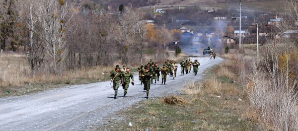 Военнослужащие роты почетного караула Южной Осетии совершают марш-броски Военнослужащие роты почетного караула Южной Осетии совершают марш-броски - Sputnik Южная Осетия