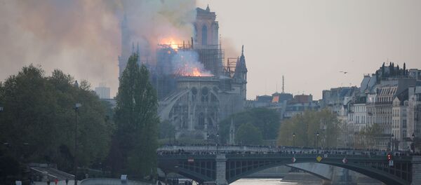 Пожар в Нотр-Дам-де-Пари - Sputnik Южная Осетия