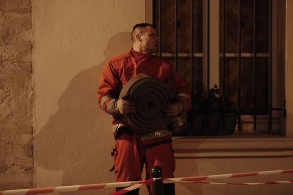 Пожарный во время тушения пожара в соборе Парижской Богоматери - Sputnik Южная Осетия