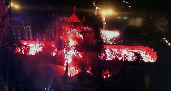 Пожар в соборе Парижской Богоматери, вид сверху  - Sputnik Южная Осетия