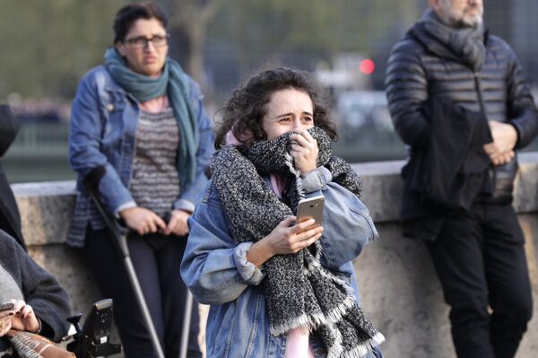 Девушка плачет при виде пожара в соборе Парижской Богоматери - Sputnik Южная Осетия