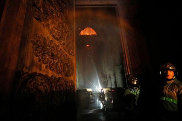 Тушение пожара в соборе Парижской Богоматери - Sputnik Южная Осетия