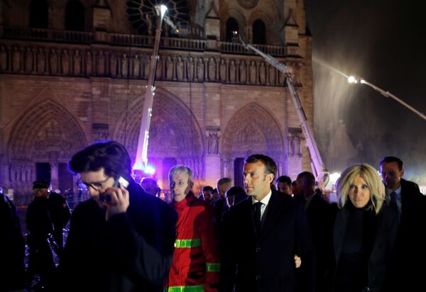 Президент Франции Эмманюэль Макрон с женой на месте пожара в соборе Парижской Богоматери - Sputnik Южная Осетия