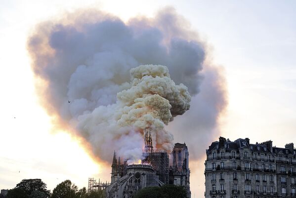 Дым от пожара над собором Парижской Богоматери - Sputnik Южная Осетия