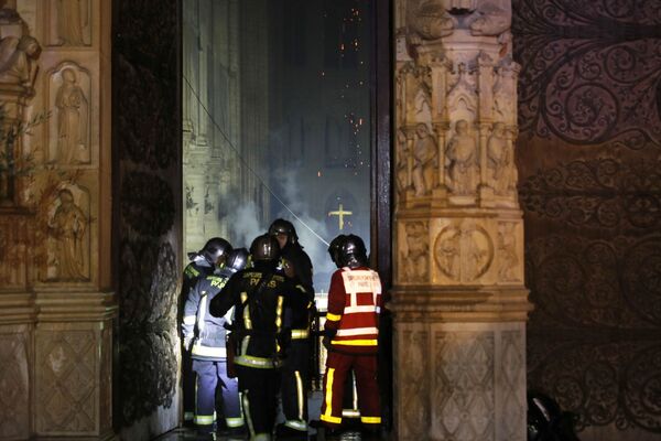 Пожарные во время тушения пожара в соборе Парижской Богоматери - Sputnik Южная Осетия