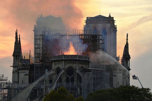 Пожарные тушат пожар в соборе Парижской Богоматери - Sputnik Южная Осетия