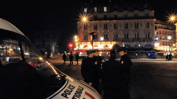 Сотрудники полиции на месте тушения пожара в соборе Парижской Богоматери - Sputnik Южная Осетия