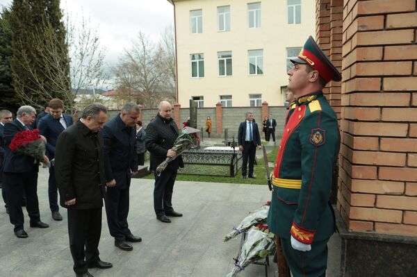 Почтил память жертв грузинской агрессии: в Южную Осетию прибыл Виталий Мутко  - Sputnik Южная Осетия