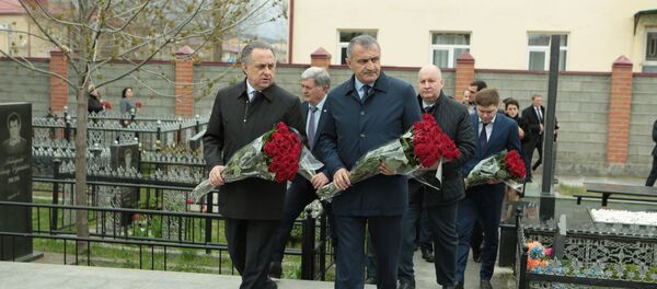 Анатолий Бибилов и Виталий Мутко почтили память жертв грузинской агрессии Анатолий Бибилов и Виталий Мутко почтили память жертв грузинской агрессии - Sputnik Южная Осетия