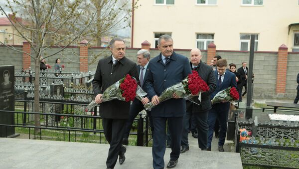 Анатолий Бибилов и Виталий Мутко почтили память жертв грузинской агрессии - Sputnik Южная Осетия