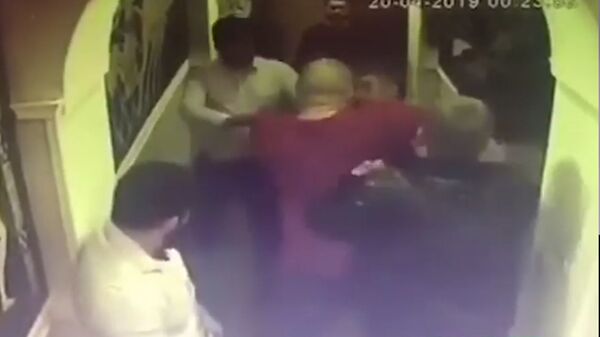 Полицейские устроили массовую драку в Москве: видео Полицейские устроили массовую драку в Москве: видео - Sputnik Южная Осетия