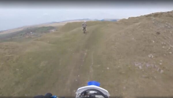 Мотоциклист снял на видео свое падение с 15-метровой скалы - Sputnik Южная Осетия