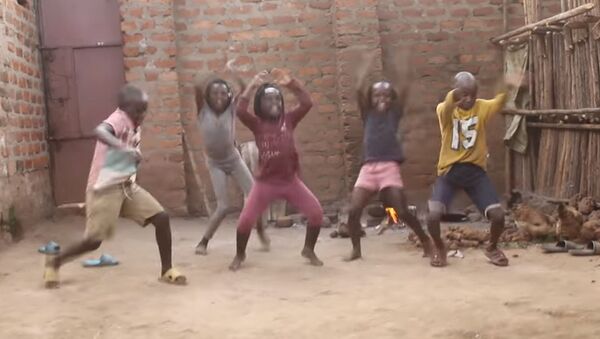 Это Африка! Голливудские танцоры нервно стоят в сторонке от видеошоу детишек из Уганды - Sputnik Южная Осетия