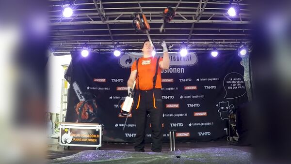 Финн установил рекорд по жонглированию бензопилами – видео - Sputnik Южная Осетия