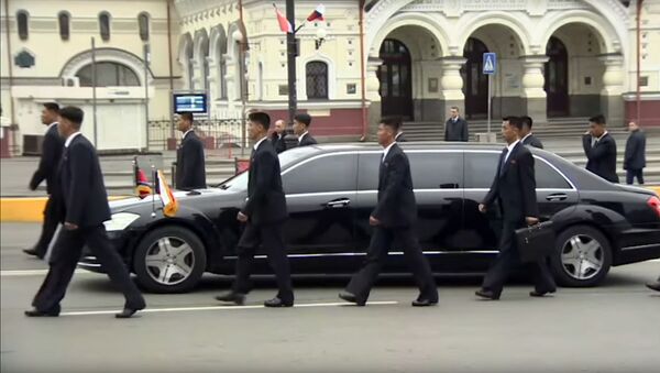 Бегающие охранники Ким Чен Ына сопровождали его во Владивостоке - Sputnik Южная Осетия