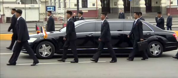 Бегающие охранники Ким Чен Ына сопровождали его во Владивостоке Бегающие охранники Ким Чен Ына сопровождали его во Владивостоке - Sputnik Южная Осетия