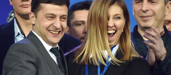 Кандидат в президенты Владимир Зеленский с женой Еленой во время дебатов с президентом Украины Петром Порошенко на Олимпийском стадионе в Киеве Кандидат в президенты Владимир Зеленский с женой Еленой во время дебатов с президентом Украины Петром Порошенко на Олимпийском стадионе в Киеве - Sputnik Южная Осетия