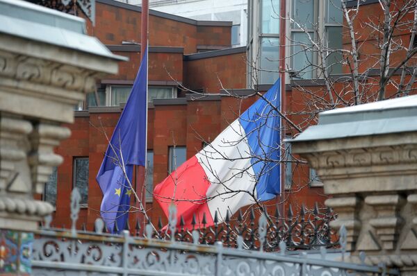 Цветы у посольства Франции в Москве - Sputnik Южная Осетия