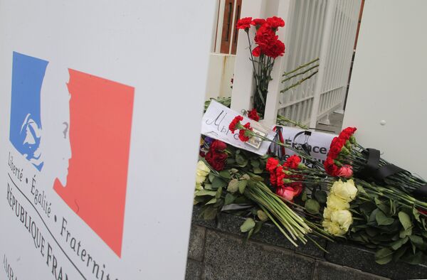 Цветы у посольства Франции в Москве - Sputnik Южная Осетия