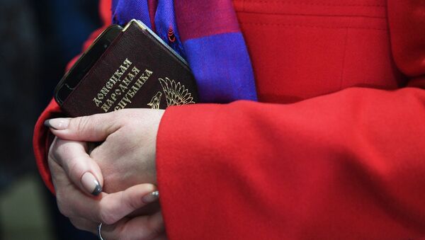 Женщина с паспортом гражданина ДНР - Sputnik Южная Осетия