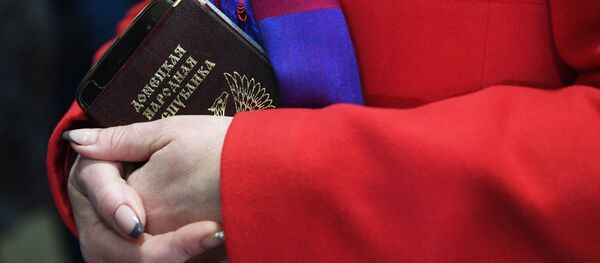 Женщина с паспортом гражданина ДНР Женщина с паспортом гражданина ДНР - Sputnik Южная Осетия