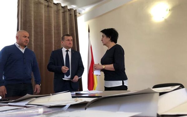 ЦИК Южной Осетии выдал первые удостоверения кандидатам от политической партии Единая Осетия - Sputnik Южная Осетия