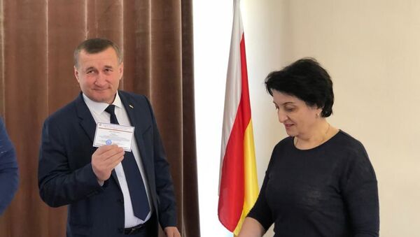 ЦИК Южной Осетии выдал первые удостоверения кандидатам от политической партии Единая Осетия - Sputnik Южная Осетия