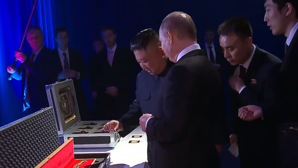 Владимир Путин и Ким Чен Ын обменялись подарками на саммите во Владивостоке - Sputnik Южная Осетия