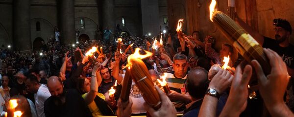Схождение Благодатного огня в храме Гроба Господня Схождение Благодатного огня в храме Гроба Господня - Sputnik Южная Осетия
