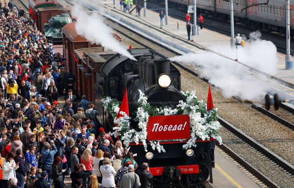 Жители Белгорода во время встречи Поезда Победы - Sputnik Южная Осетия