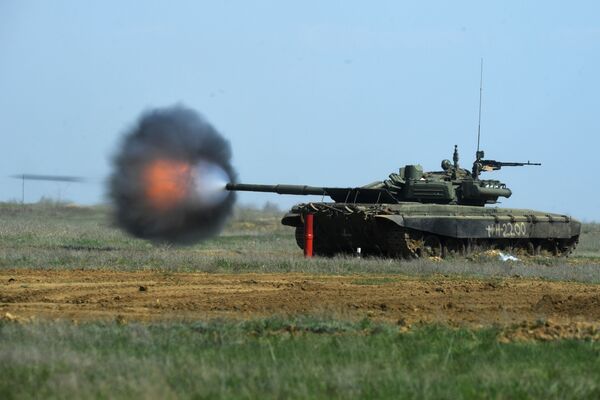 Танк Т-90 во время учений мотострелковых, танковых и артиллерийских подразделений 20 отдельной мотострелковой бригады 8 общевойсковой армии на полигоне Прудбой в Волгоградской области - Sputnik Южная Осетия