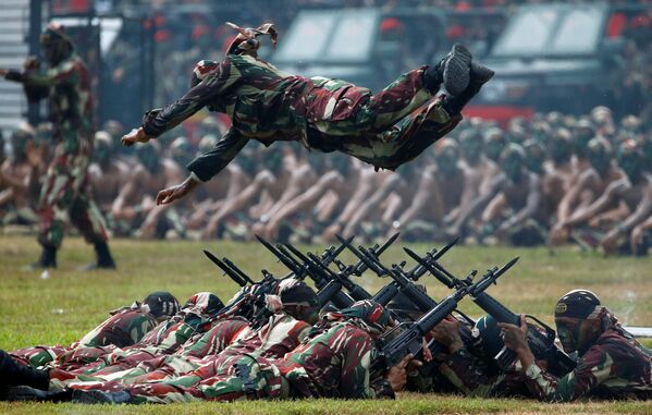 Солдат спецназа индонезийской армии совершает прыжок над штыками во время празднования 67-й годовщины создания сил специального назначения Индонезии в Джакарте, Индонезия - Sputnik Южная Осетия