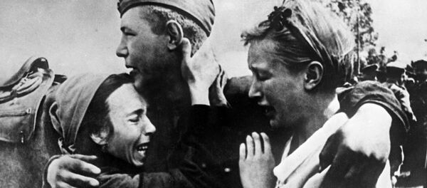 Рядовой Широбоков встретил своих сестер, спасшихся от смерти, 1943 год Рядовой Широбоков встретил своих сестер, спасшихся от смерти, 1943 год - Sputnik Южная Осетия