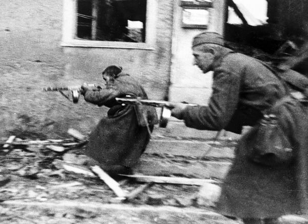 Советские солдаты ведут бой на улицах Ширвиндта, 1944 год - Sputnik Южная Осетия