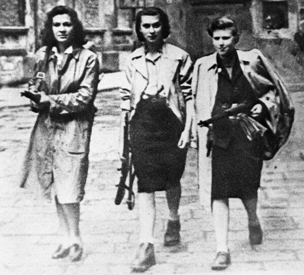 Вооруженные участницы движения Сопротивления на улицах города Иврея во время Второй Мировой войны, 1945 год - Sputnik Южная Осетия