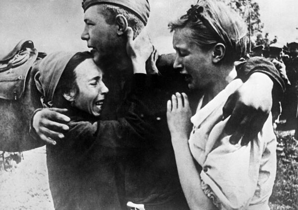 Рядовой Широбоков встретил своих сестер, спасшихся от смерти, 1943 год - Sputnik Южная Осетия