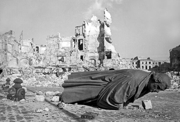 Руины Дрездена, пострадавшего от воздушного налета американской авиации, 1945 год - Sputnik Южная Осетия
