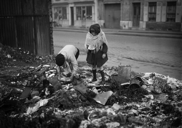 Дети роются в мусоре на одной из парижских улиц во время Второй Мировой войны, 1945 год - Sputnik Южная Осетия
