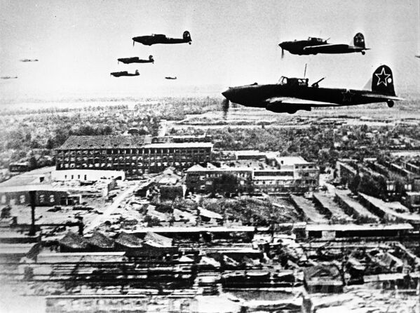 Советские самолеты Ил-2 в небе над Берлином во время Великой Отечественной войны, 1945 год - Sputnik Южная Осетия