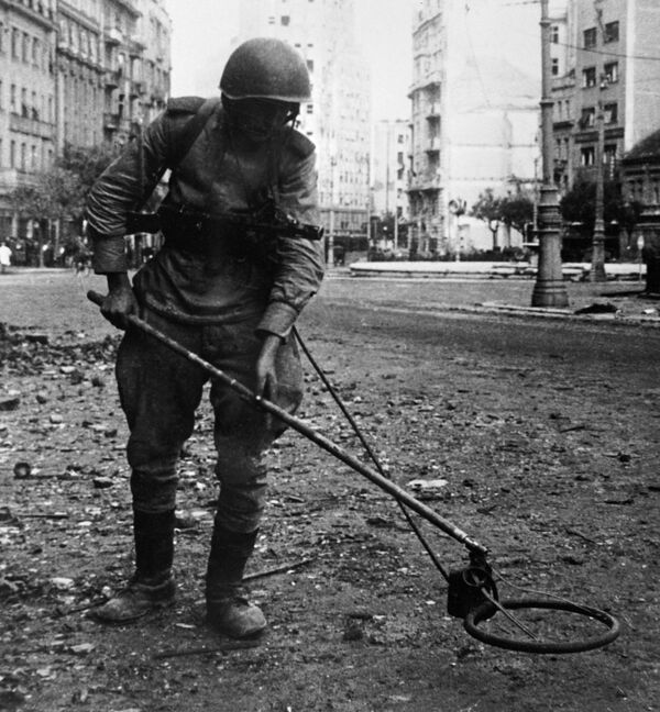 Советский сапер за разминированием одной из площадей Белграда во время Великой Отечественной войны, 1944 год - Sputnik Южная Осетия